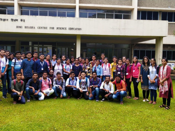 Group photograph of students, teachers and HBCSE resourse persons